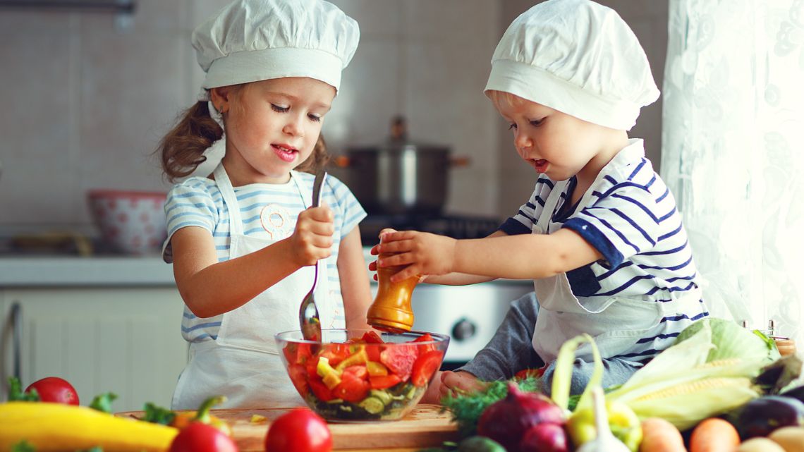 Niños niñas aprendiendo a cocinar sano nutrición infantil saludable campamento Ninos ninas aprendiendo a cocinar sano nutricion infantil saludable campamento
