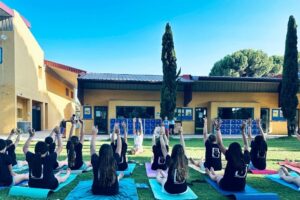Yoga relajación diversión campamento de verano CBS summer Camp