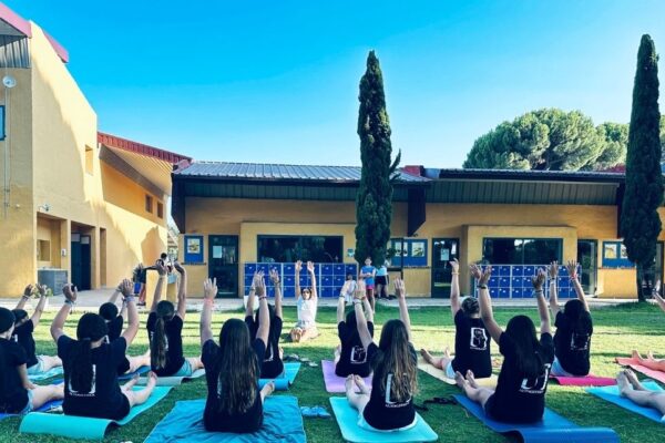 Yoga relajación diversión campamento de verano CBS summer Camp