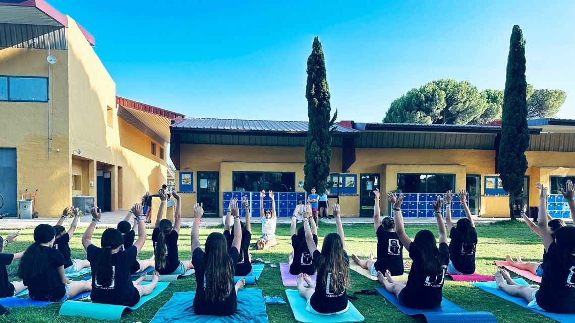 Campamento de Verano 100% en Inglés en Sevilla 1 Yoga relajacion diversion campamento de verano CBS summer Camp