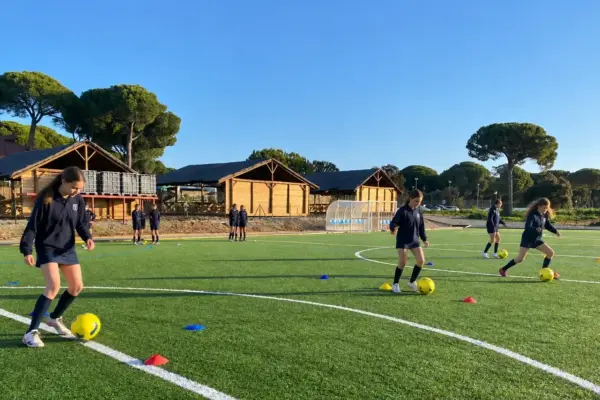 Alumnas CBS Jugando el Futbol
