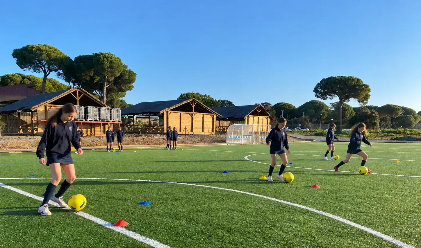 Un fin de semana, dos aventuras inolvidables: Football Tournament Camp y Spa Party Camp en Sevilla 1 Alumnas CBS Jugando el Futbol e1789969728603