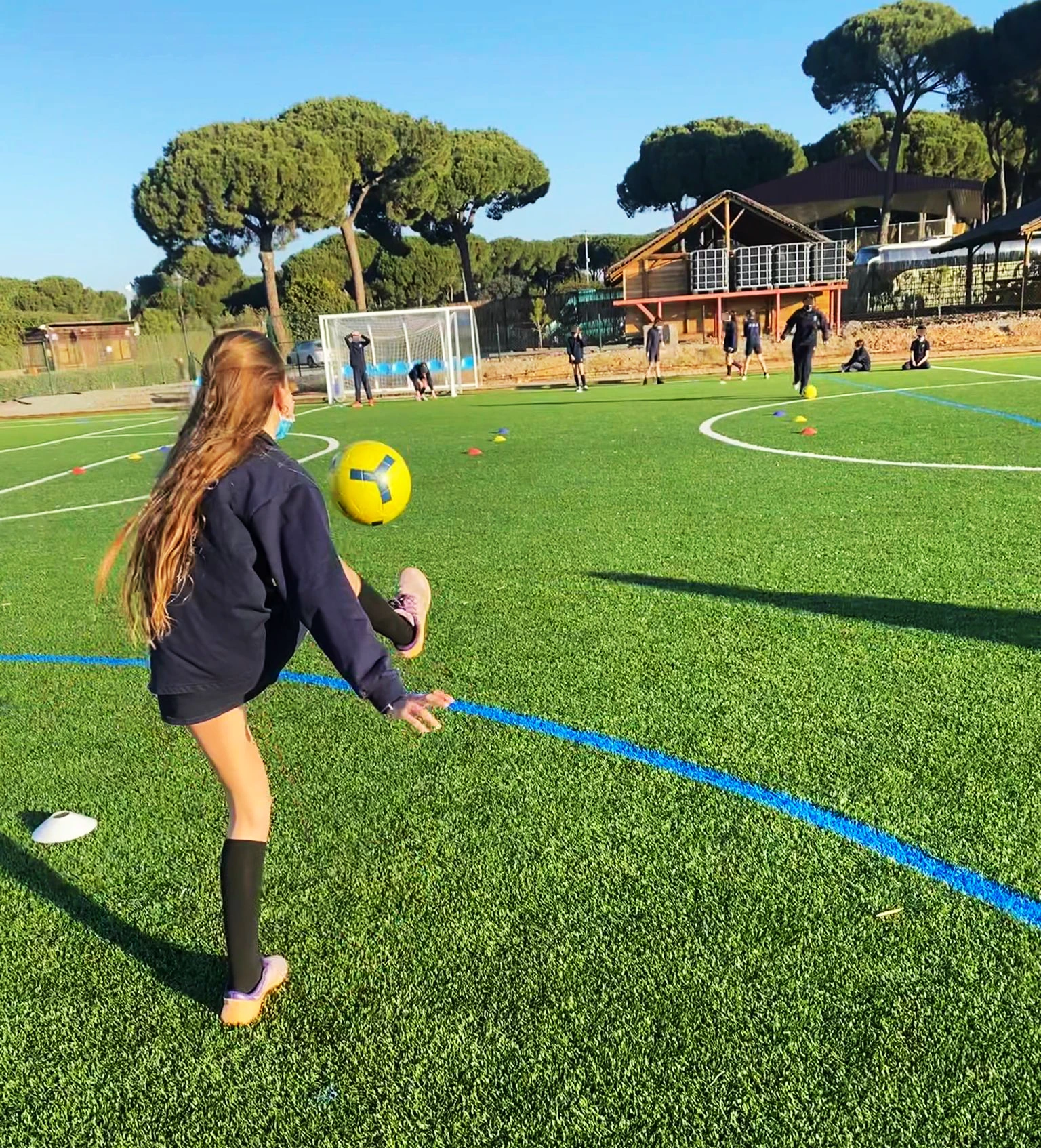 Actividad de fútbol en CBS Football Tournament Camp
