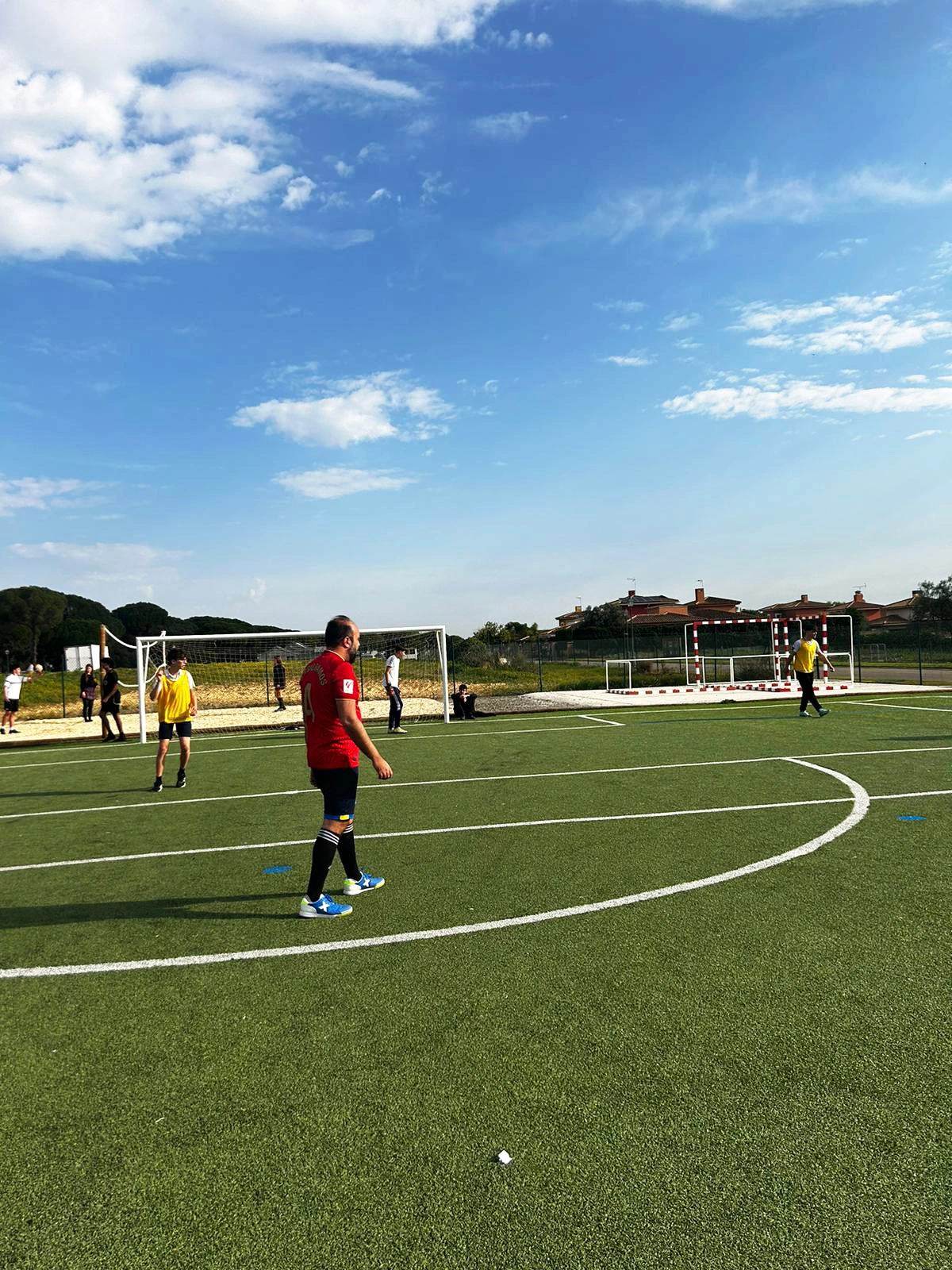 Participantes jugando al fútbol en CBS Outdoor Adventures en La Juliana