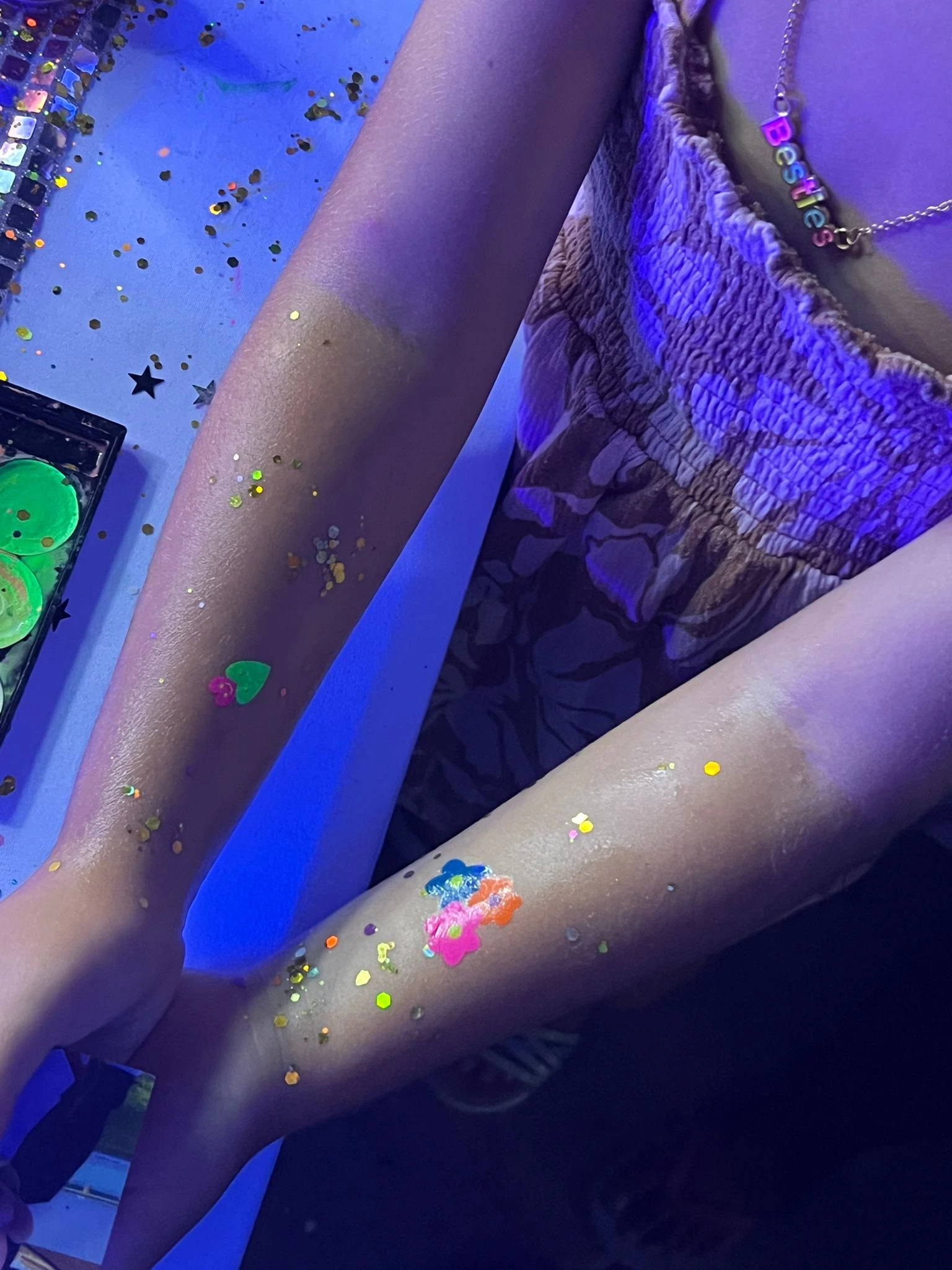 Actividad creativa de maquillaje corporal en Spa Party Camp
