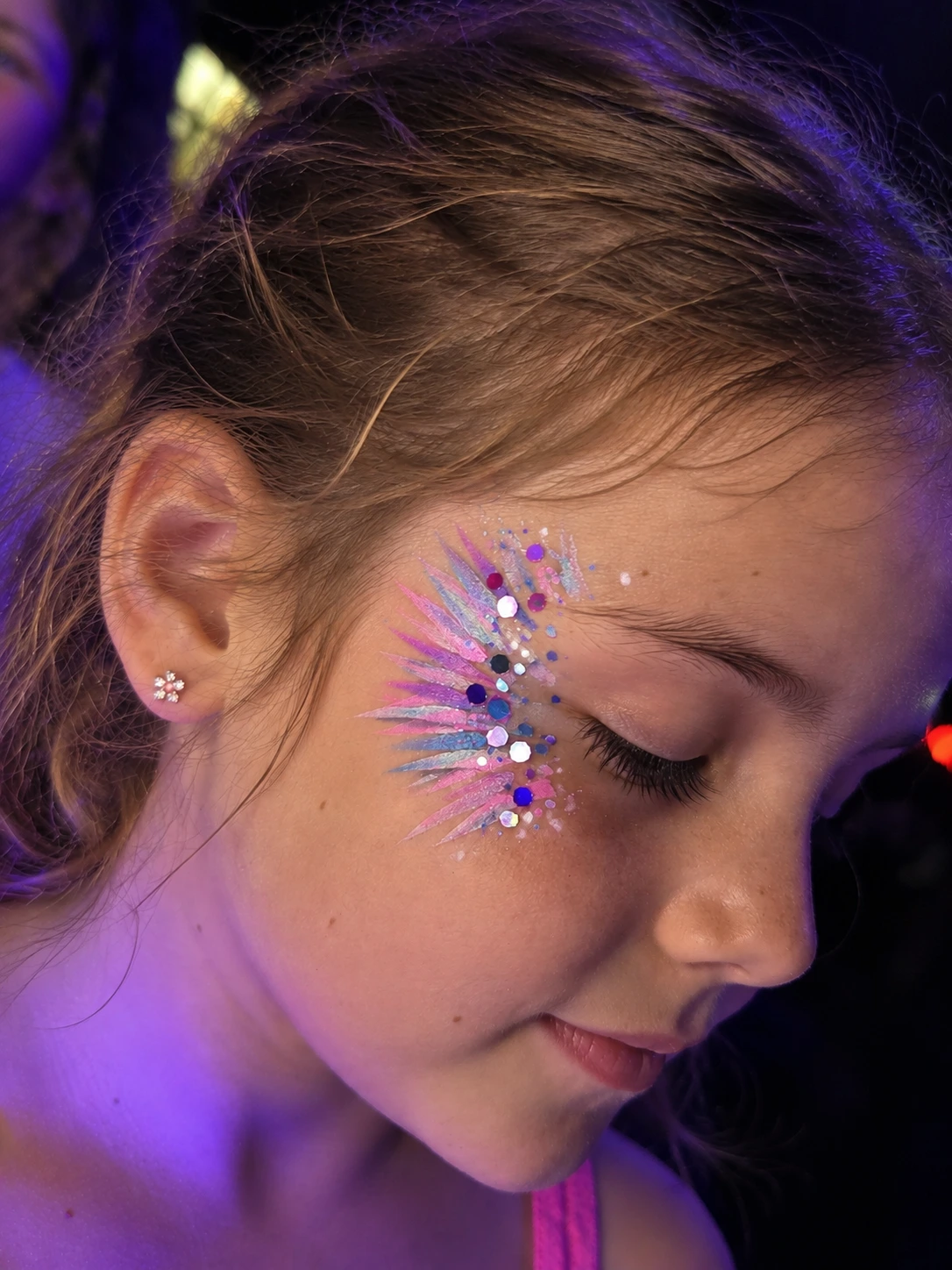 Maquillaje de purpurina durante Spa Party Night