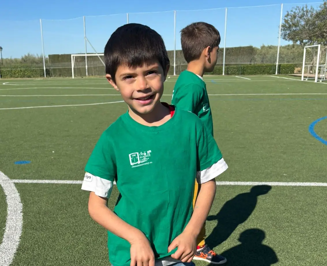 Participante del campamento de fútbol CBS