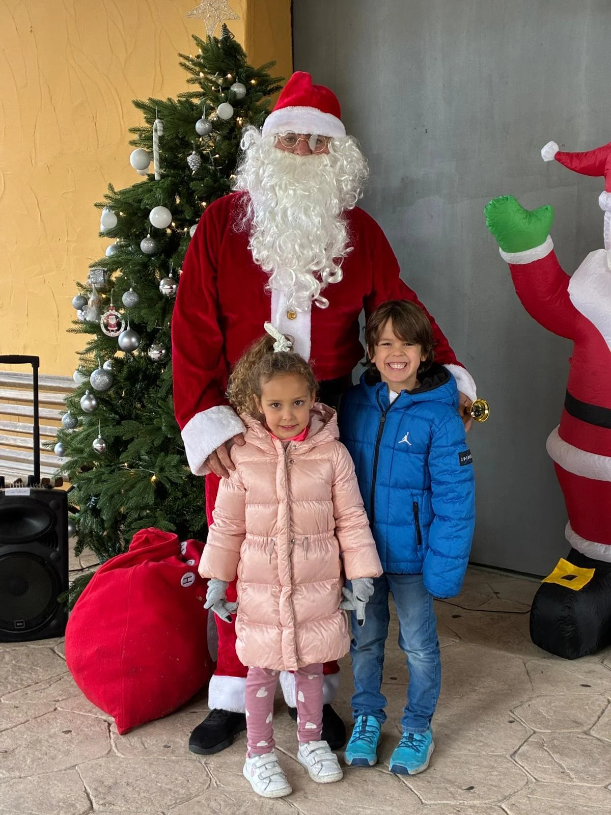 Niños de CBS Christmas Camp compartiendo un momento navideño con Santa Claus